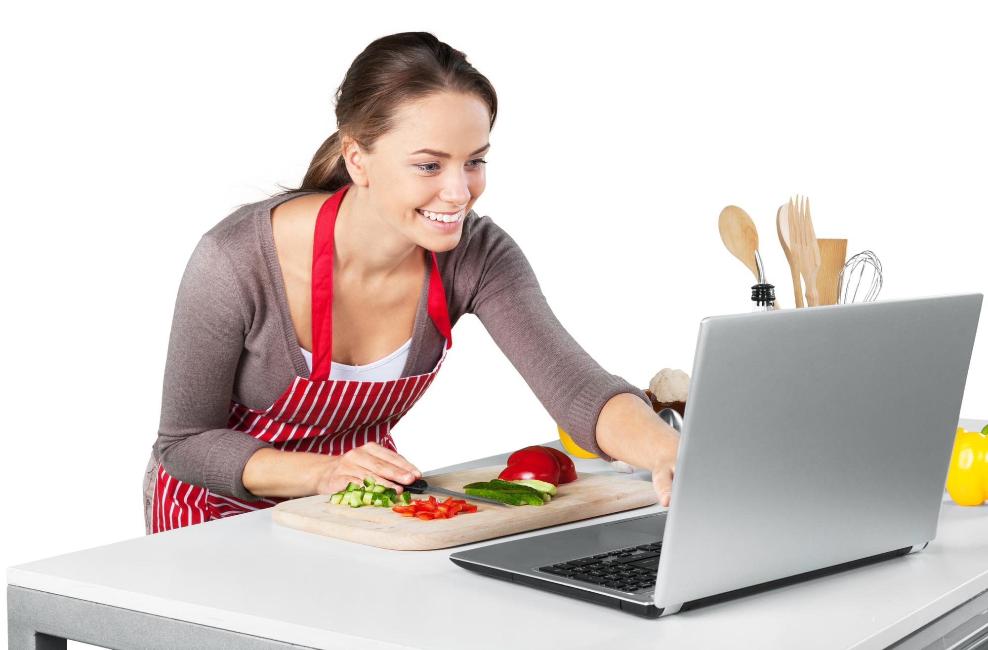 Estudiante cocinando durante clase en línea